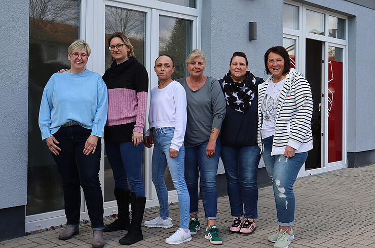 Sechs Frauen stehen nebeneinander.