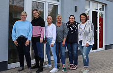 Sechs Frauen stehen nebeneinander.