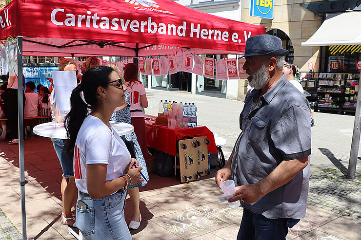 Eine Frau und ein Mann stehen zusammen und reden miteinander.