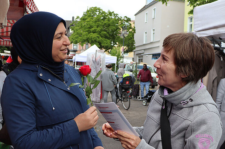 Zwei Frauen sind im Gespräch.